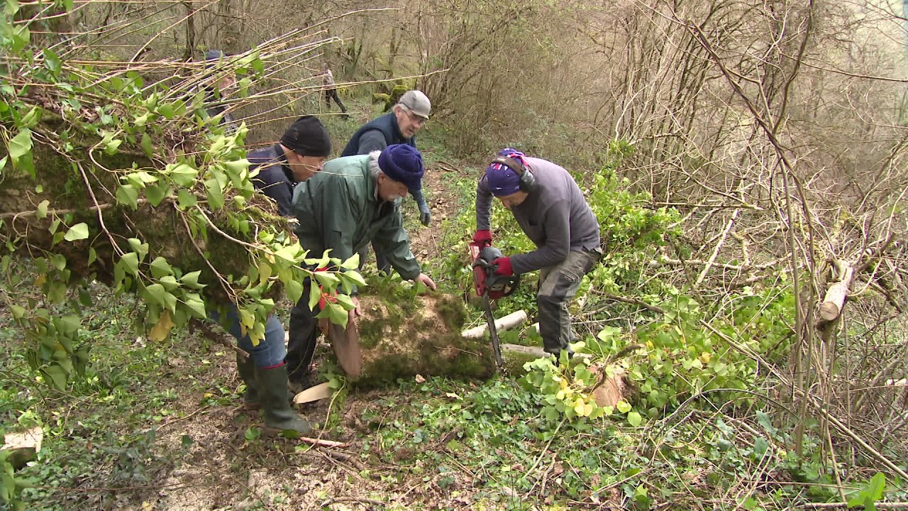 Une association de bénévoles nettoient les chemins de randonnée avant le printemps en Aveyron
